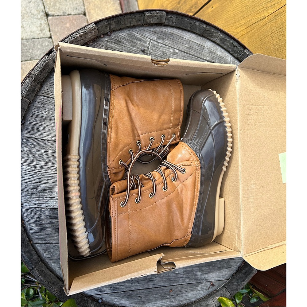 Sz8Min box Sugar Skylar Duck boots in Cognac. Rarely worn-box in fair condition